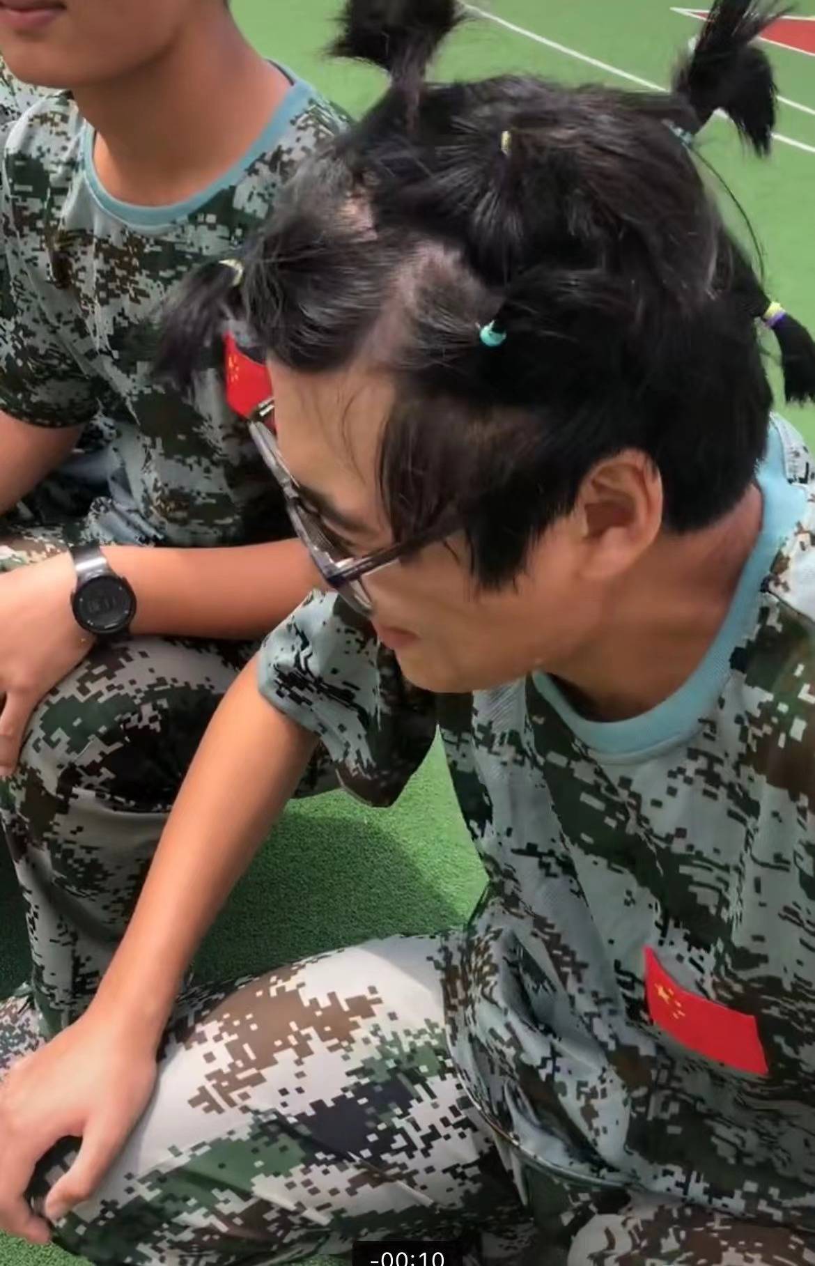 男孩剪頭發(fā)教程視頻_視頻剪教程男孩頭發(fā)怎么剪_男孩子剪發(fā)視頻